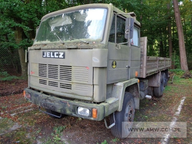 Te marki to w większości legendy polskiej motoryzacji, kt&oacute;re na dodatek sprawdziły się w wojsku. Po latach &bdquo;służby&rdquo; są wymieniane na nowsze pojazdy. Teraz, za niewielkie pieniądze, trafią w prywatne  ręce. Agencja Mienia Wojskowego systematycznie organizuje przetargi na sprzęt z demobilu. Sprawdziliśmy jakie samochody będzie można kupić w najbliższym czasie. Wszystkie oferty pochodzą ze strony amw.com.pl.Czytaj także: Zarobki w wojsku 2020. Ile zarabia żołnierz zawodowy? Zobacz wideo: Za nami kolejna edycja Zlotu Samochod&oacute;w Star. Wielkich pojazd&oacute;w i emocji nie mogło zabraknąć&lt;script async defer class=&quot;XlinkEmbedScript&quot;  data-width=&quot;640&quot; data-height=&quot;360&quot; data-url=&quot;//get.x-link.pl/d847f4e0-29de-808d-4808-5a045c2c9243,31e86ab5-1380-93b2-a246-bed2c6231d08,embed.html&quot; type=&quot;application/javascript&quot; src=&quot;//prodxnews1blob.blob.core.windows.net/cdn/js/xlink-i.js?v1&quot; &gt;&lt;/script&gt;wideo: TVN Turbo/x-news