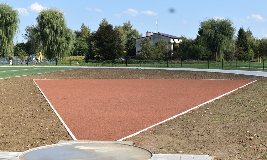 Nowy stadion przy "Chemiku" w Oświęcimiu zaczyna nabierać...