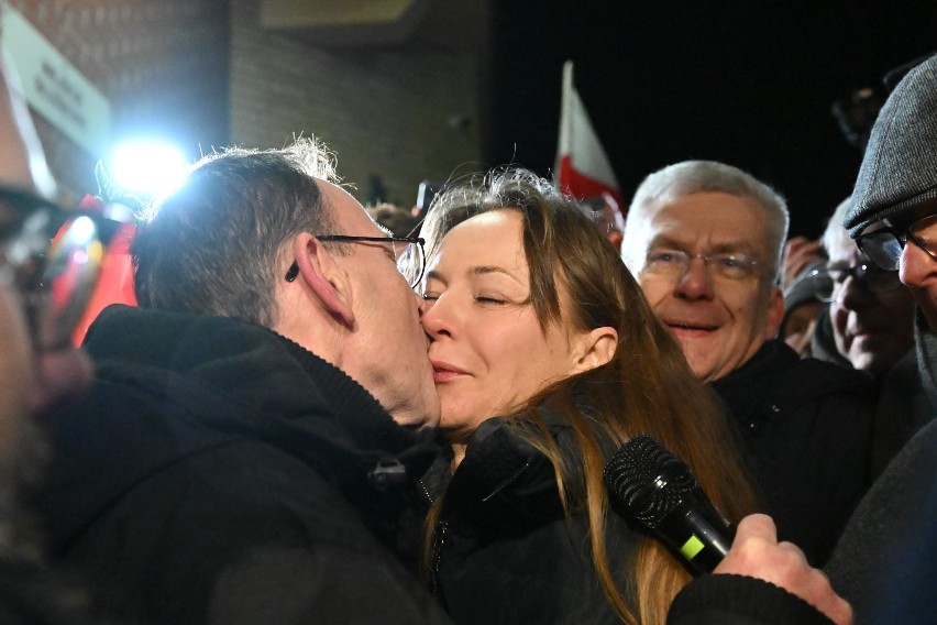 Mariusz Kamiński opuścił Areszt Śledczy w Radomiu. Powitała go żona, politycy i tłum sympatyków Prawa i Sprawiedliwości. Zobacz zdjęcia