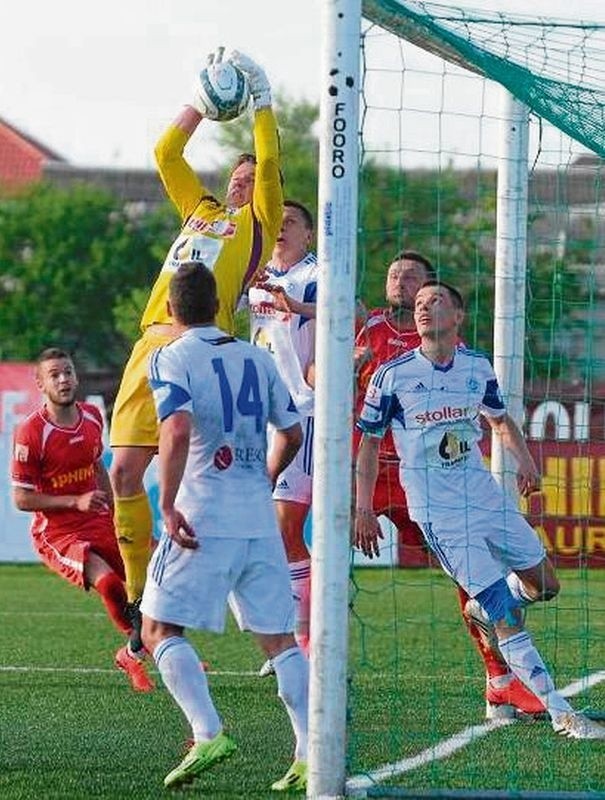 Jedno ze starć pod bramką Wigier w meczu z Widzewem