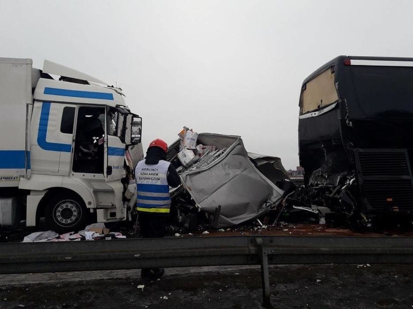 Wypadek na DK 1 koło Radomska. Ciężarówka zderzyła się z busem. Ranni [ZDJĘCIA]