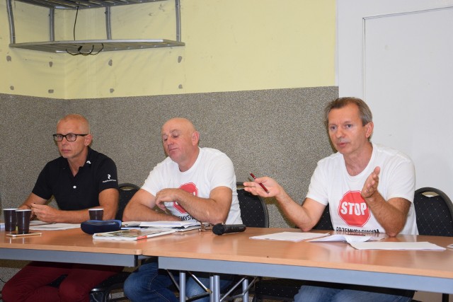 Przedstawiciele komitetu "Stop przemysłowym chlewniom w Szelejewie": Roman Szczęsny, Wojciech Szczęsny oraz Roman Wojciechowski