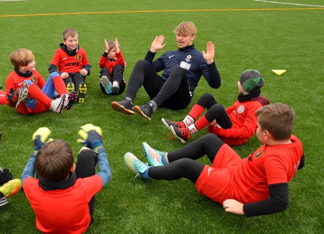 Adam Cichoń prowadzi zajęcia z dzieciakami w Akademii Piłkarskiej w Stalowej Woli na stadionie pod pneumatycznym dachem.