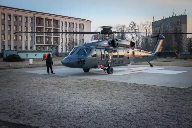 Podczas środowego lądowania policyjnego śmigłowca w Kielcach. Więcej o tej akcji na kolejnych zdjęciach