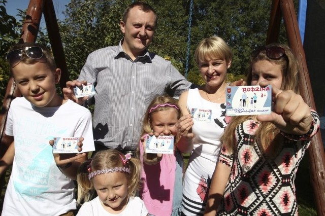 Pan Piotr, jego żona Justyna oraz dzieci: 5-letnia Asia, 9-letnia Gabrysia, 12-letni Filip i 13-letnia Ola już korzystają z Karty Dużej Rodziny.