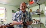 Pan Jan od prawie pół wieku naprawia aparaty i maszyny do szycia. To prawdziwy rzemieślnik, jego zakład jednak ledwo przędzie