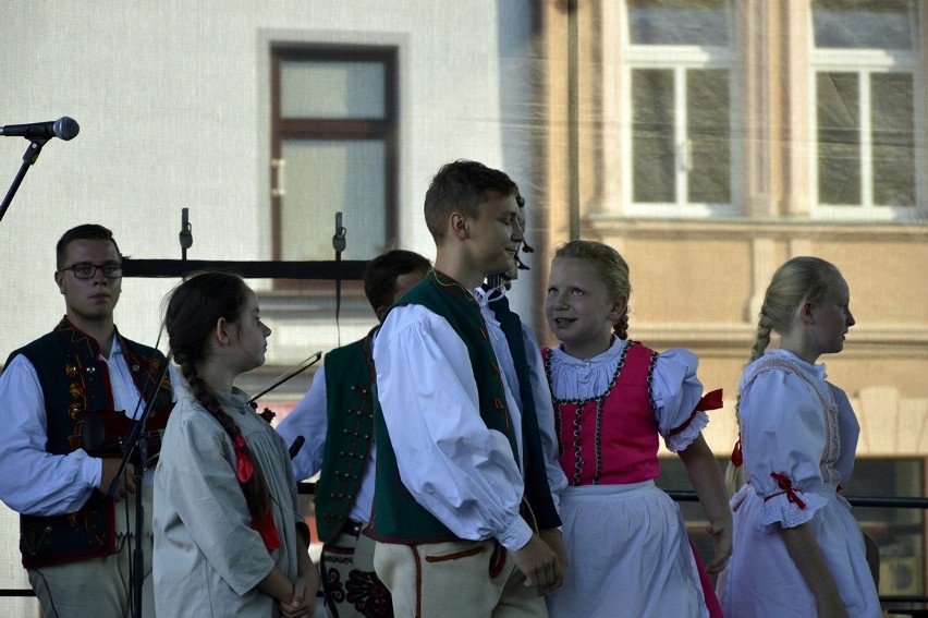 Biecz. Święto Dzieci Gór zagościło na bieckim rynku. Mali artyści roztańczyli miasto [ZDJĘCIA]