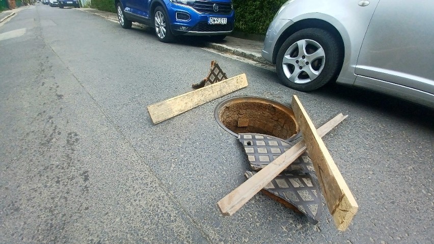 Wrocław: Studzienka kanalizacyjna pękła pod przejeżdżającym autem [ZDJĘCIA]