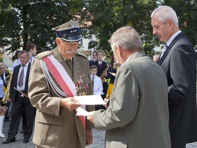 Porucznik Stefan Mucha odbiera podziękowanie z rąk majora Zbigniewa Chwalińskiego i starszego chorążego Leszka Idziaka.