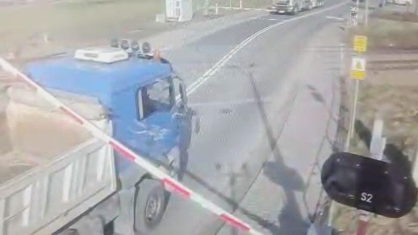 Kierowca samochodu ciężarowego wjechał pod zamykające się...