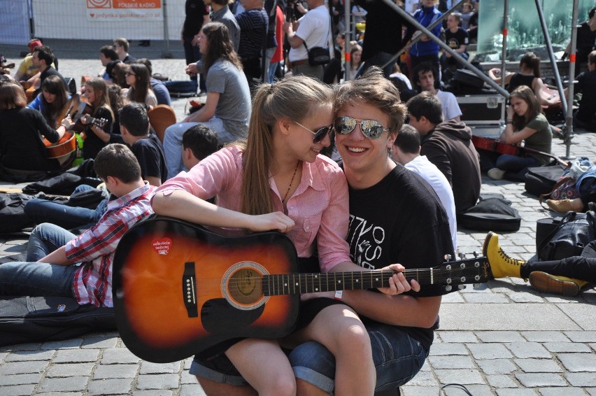 Wrocław: Gitarowy Rekord Guinnessa pobity! O ponad 70 gitar (ZDJĘCIA)