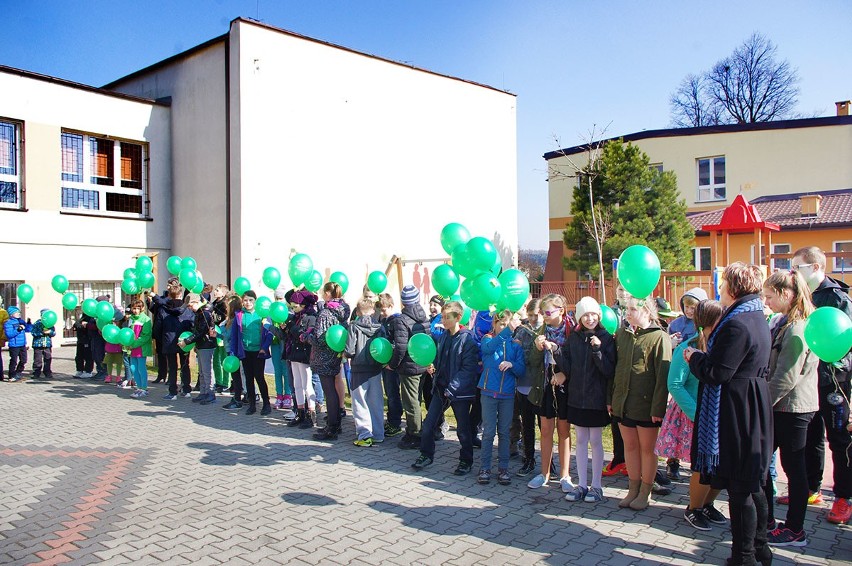 300 zielonych baloników na powitanie wiosny w Strzyżowicach [ZDJĘCIA]