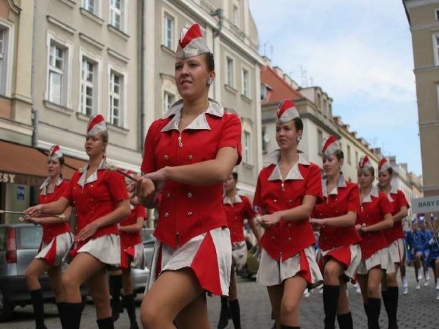 Organizatorzy zapraszają zespoły, których występy, prezentacje, czy pokazy mogą zostać przedstawione podczas wystąpień, spektakli ulicznych.