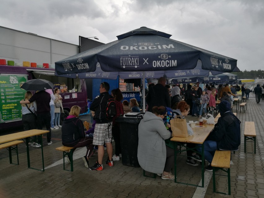 Mimo kiepskiej pogody zlot Food Trucków przyciągnął wielu...