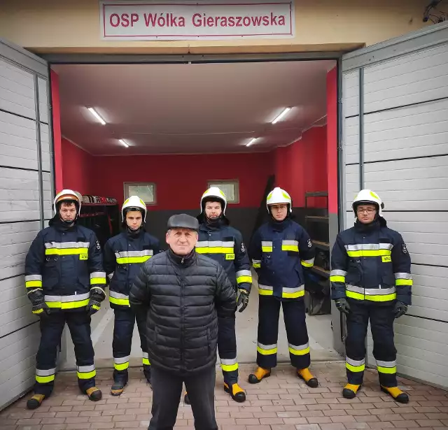 Prezesem Ochotniczej Straży Pożarnej w Wólce Gieraszowskiej, która powstała w 1963 roku jest od 2006 roku Wiesław Szemraj - na środku.