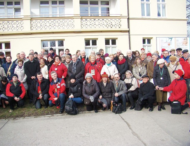 Zbiorowe zdjęcie przewodnickiej rodziny przed sanatorium Solanki Medical SPA