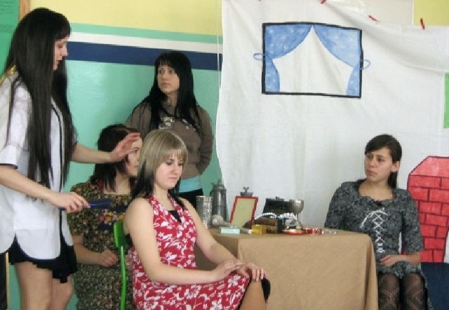 Wiele dziewcząt było zainteresowanych nauką fryzjerstwa.