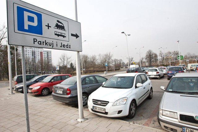 27.02.2014 wroclaw psie pole stacja komunikacja kolej aglomeracyjna parkuj i jedz parking parkowanie park&roll fot. janusz wojtowicz / polskapresse gazeta wroclawska