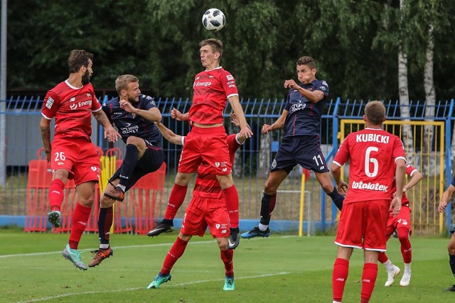 Soufian Benyamina (nr 11) wyskakuje do piłki i za chwilę wpakuje ją głową do siatki Lechii. Gdańszczanie podnieśli się po tym golu i zdołali ograć Portowców 2:1.