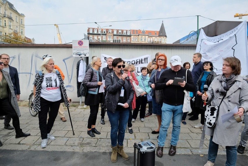 "Zły dotyk boli cale życie" - taki transparent nieśli w...