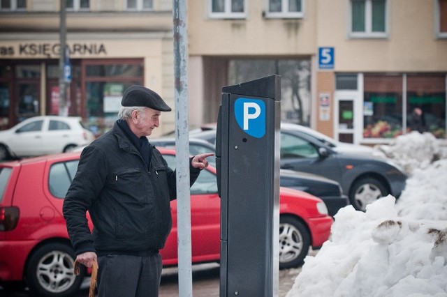 Urzędnicy chcą powiększyć strefę parkowania w Słupsku. Na zdjęciu parkometr przy Starym Rynku.