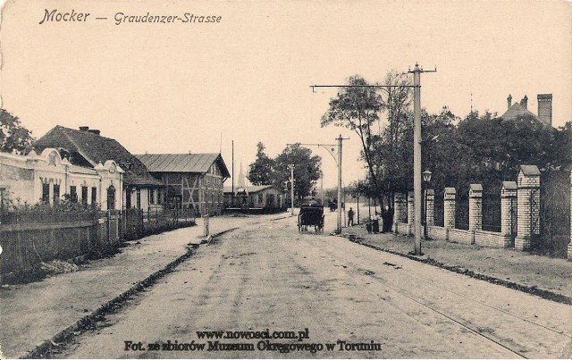 Tak wyglądała ulica Grudziądzka pod koniec pierwszej dekady XX wieku. Przed sobą mamy skrzyżowanie z obecną ulicą Bażyńskich. Szkieletowy budynek oberży „Pod złotym lwem” widzimy po lewej stronie.