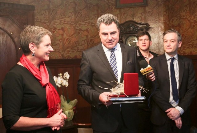 Tytułu naukowego dr. hab. Zoranowi Stojcevowi gratulowali m.in. Marek Biernacki i Krystyna Danilecka-Wojewódzka.