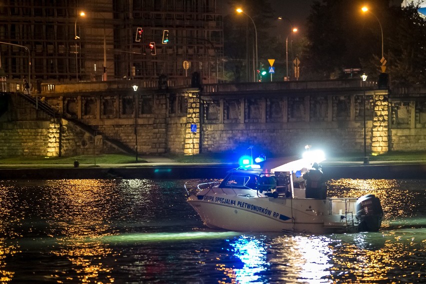 Nocne poszukiwania na Wiśle. Policja szuka śladów zabójstwa Katarzyny Z. [ZDJĘCIA, WIDEO]