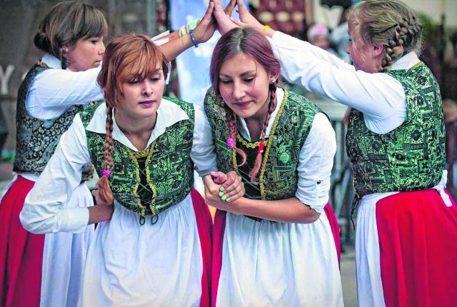Spotkanie Kultur to artystyczne występy zespołów reprezentujących kulturę ukraińską, niemiecką,  romską oraz żydowską;  towarzyszą im stoiska ze sprzedażą płyt muzycznych, strojów ludowych, książek 