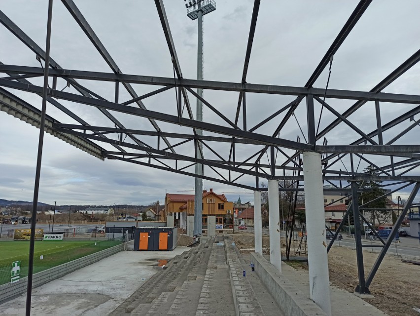 Nowy stadion Sandecji nabiera kształtów. Byliśmy w środku. Znika stara trybuna [ZDJĘCIA]