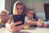 Technologia pomaga polskim rodzicom w wychowaniu dzieci. Z jakich nowinek korzystamy najchętniej?