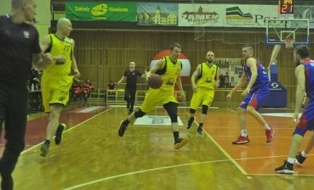 Koszykarze Siarki byli bez szans w meczu z Dąbrową Górniczą. 