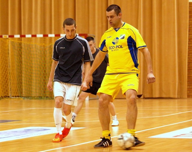 Arkadiusz Pyda (żółto-niebieski strój) i jego koledzy z Pruszcza wykorzystali ostatnią szansę i zagrają w barażach o ćwierćfinał.