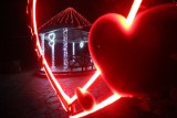 Bytom. Góra Miłości w Parku Kachla z walentynkową iluminacją. To wyjątkowe miejsce na mapie miasta. Idealne na romantyczny spacer