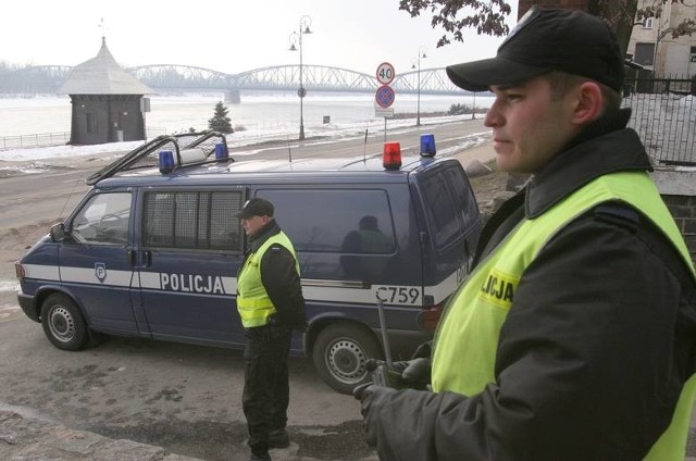 Jak podało Radio Zet, obecnie wirus ptasiej grypy zaatakował w trzech gospodarstwach. Indyki trafią do utylizacji.- Prowadzone są przygotowania do wybicia drobiu w okolicy, w gospodarstwach kontaktowych, czyli takich, w których jest możliwość wystąpienia choroby - powiedział Polskiej Agencji Prasowej wojewódzki lekarz weterynarii w Lublinie, Paweł Piotrowski. Według niego trudno obecnie oszacować, ile drobiu będzie wybite. Piotrowski zapowiedział, że będą pobierane kolejne próby do badań.Zobacz także: Inwestycyjne poślizgi i kontrowersyjne decyzje w ToruniuZobacz także: Mieszkania i samochody pod młotek! Licytacje komornicze w Toruniu: styczeń 2020 r.