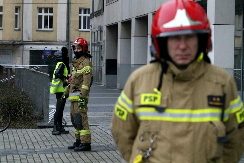Ewakuacja na placu Bema we Wrocławiu. Kilkadziesiąt osób opuściło biurowiec [ZDJĘCIA]