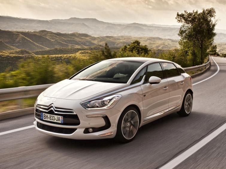 DS DS5 Hybrid 4 - cena 183 700 zł / Fot. DS