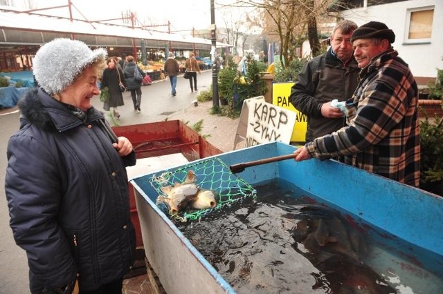 Rozalia Szyszka po namyśle stwierdziła, że nie będzie się babrać z zabijaniem karpia. Wybrała żywą rybę, którą na jej życzenie uśmiercił za chwilę sprzedawca.