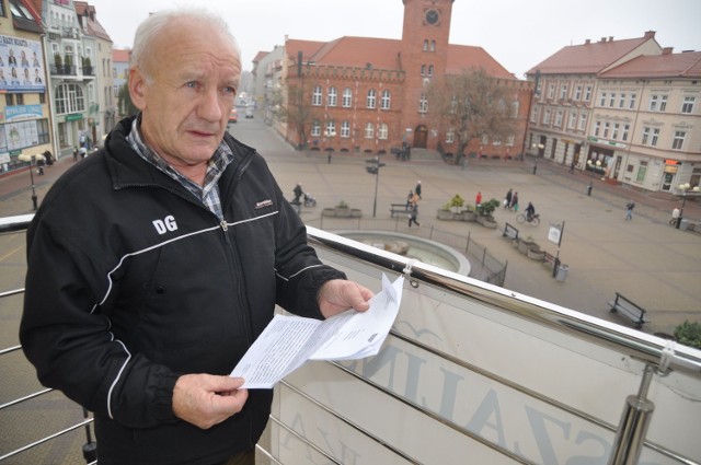 Ryszard Ziętek pokazuje pismo z Poczty Polskiej odrzucające jego odwołanie &#8211; pocztowcy twierdzą, że jego zawiadomienie o nadaniu numeru abonenta "zostało wygenerowane&#8221;.