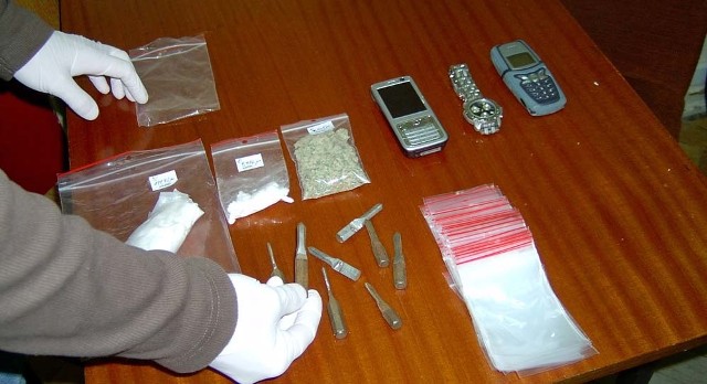 Koszalińska policja prowadzi średnio w miesiącu 30 - 40 spraw narkotykowych. 