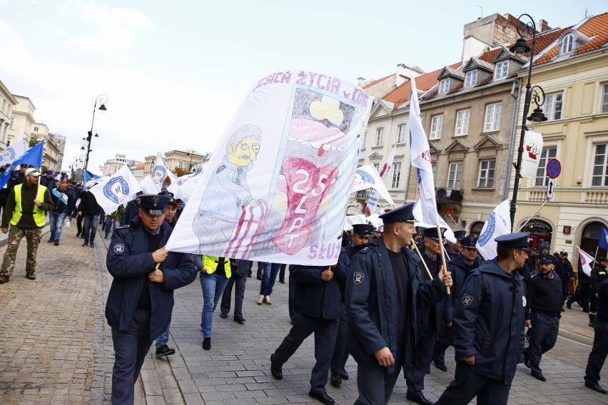 Protest policjantów w Warszawie. Mundurowi domagają się...