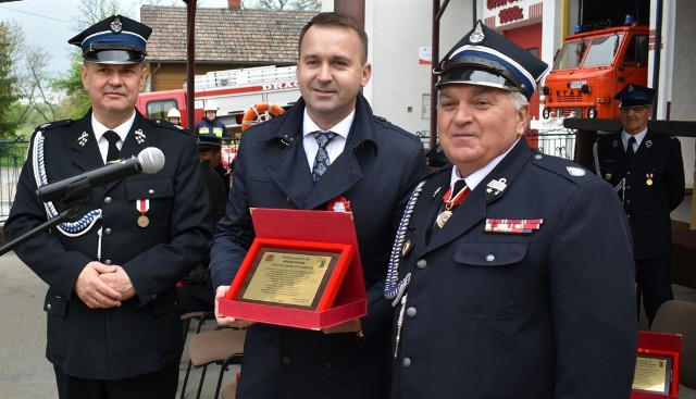 Poseł Michał Cieślak otrzymał pamiątkowy grawerton z rąk burmistrza Sławomira Kowalczyka (z lewej) i Ryszarda Kłosa, prezesa Ochotniczej Straży Pożarnej w Opatowcu.