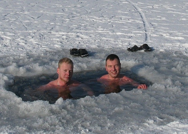 Dawid i Wojciech Stanisławscy w przeręblu przy temperaturze powietrza minus 12 stopni.