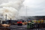 AKTUALIZACJA. Pożar w tartaku w Kawczu. Z żywiołem walczyło kilka zastępów straży pożarnej (wideo,zdjęcia)