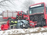 Tragiczny wypadek w Stopnicy. Toyota wjechała pod tira. Zginęli kobieta i mężczyzna 