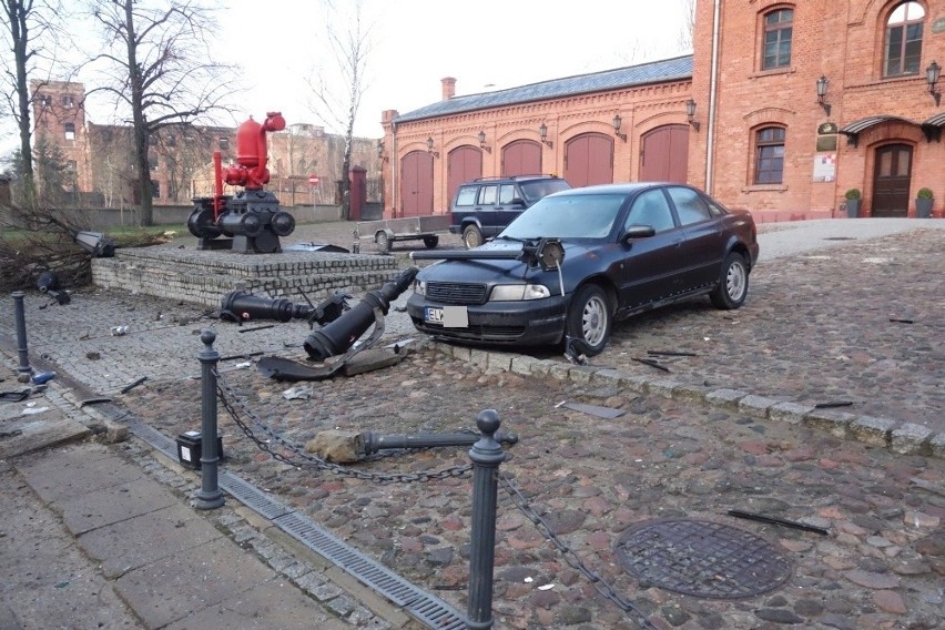 Wypadek na Tymienieckiego. Ford skosił trzy latarnie, drzewo i uderzył w audi [ZDJĘCIA]