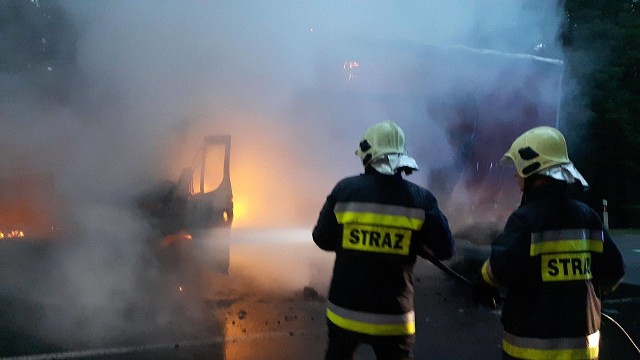 W środę, 8 sierpnia wieczorem, strażacy ze Skwierzyny i Międzyrzecza dostali zgłoszenie do pożaru na starej "trójce" niedaleko Skwierzyny. Palił się samochód dostawczy.Gdy strażacy dojechali na miejsce, cała kabina była już objęta ogniem. Pożar udało się opanować już po kilku minutach, jednak mimo tego samochód doszczętnie spłonął. Usuwanie skutków pożaru trwało blisko trzy godziny. W akcji brały udział dwa zastępy strażaków z OSP Skwierzyna i jeden z JRG w Międzyrzeczu. Zdjęcia z akcji publikujemy dzięki uprzejmości strażaków z OSP Skwierzyna. Zobacz też wideo: Duży pożar lasu między Glinikiem, a Boleminem w okolicy Gorzowa Wlkp.