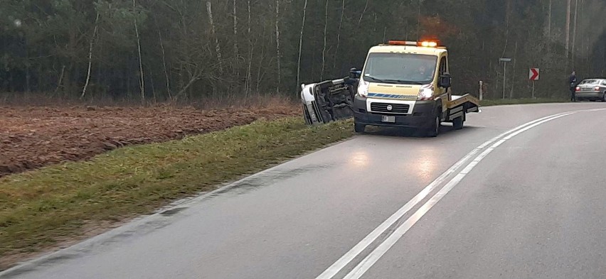 Jeden samochód dachował w okolicy miejscowości Tryczówka, a...