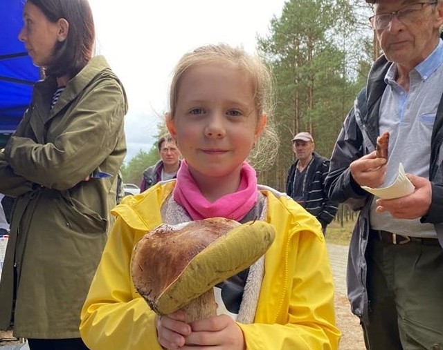 Połączone siły czytelników i leśników. Udane wspólne grzybobranie w gminie Trzebielino.