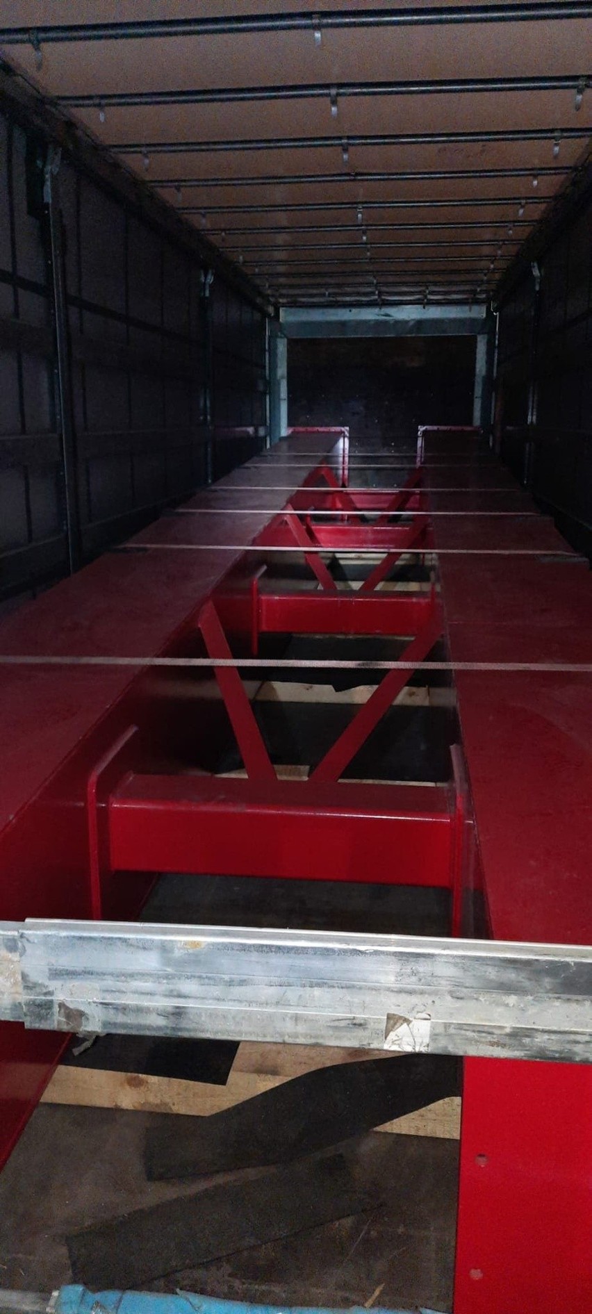 Gdynia. Policjanci z Kielc znaleźli w ciężarówce ponad 200 kilogramów narkotyków wartych 13 milionów złotych. Zobaczcie zdjęcia